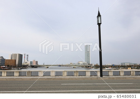 新潟 新潟市 萬代橋から見る朱鷺メッセ 新潟 新潟市 萬代橋から見る朱鷺メッセ 65480031