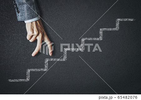 ビジネスマンと階段 65482076