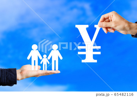 ３人家族とお金 65482116
