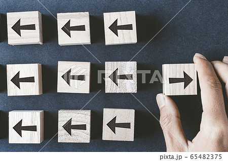 逆方向の矢印と手 逆方向の矢印と手 65482375