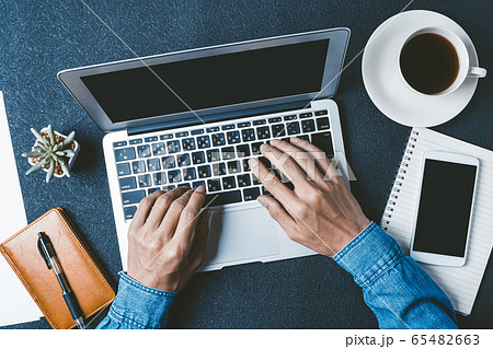 パソコンで作業する男性 65482663