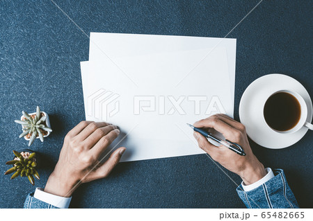 ペンを持つビジネスマン ペンを持つビジネスマン 65482665