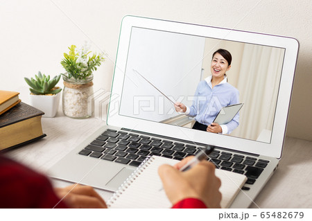 ビジネス女性 ウェビナー ビジネス女性 ウェビナー 65482679