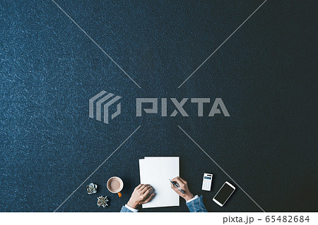 ペンを持つビジネスマンと黒背景 65482684