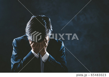 悲しむビジネスマン 65483023