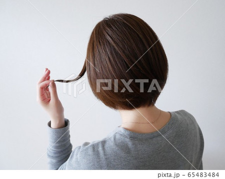 髪の毛を気にする女性 65483484