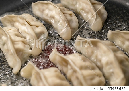 フライパンで焼く焼き餃子のシーン フライパンで焼く焼き餃子のシーン 65483622