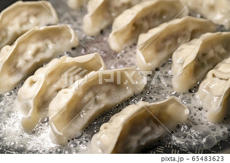 フライパンで焼く焼き餃子のシーン フライパンで焼く焼き餃子のシーン 65483623