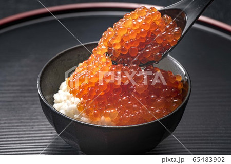 いくらの醤油漬け丼 65483902