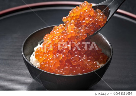 いくらの醤油漬け丼 65483904