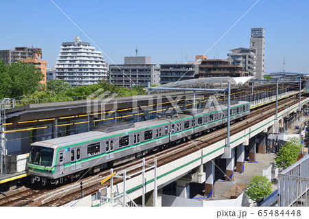 東京メトロ千代田線北綾瀬駅と05系電車 65484448