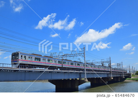 綿雲が浮かぶ中川にかかる鉄橋を渡る京成電鉄3700形電車 綿雲が浮かぶ中川にかかる鉄橋を渡る京成電鉄3700形電車 65484670