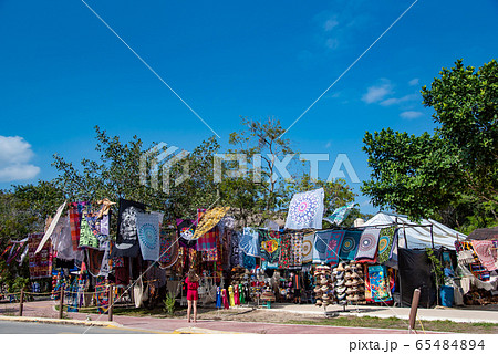メキシコ トゥルムの遺跡前のお土産屋さん メキシコ トゥルムの遺跡前のお土産屋さん 65484894