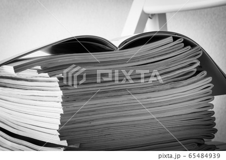 椅子に積んだ雑誌　出版物　積読 65484939