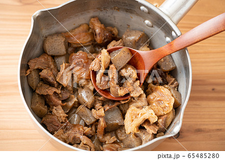 牛すじの煮込み 65485280