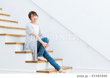 女性 リビング ライフスタイル 階段 女性 リビング ライフスタイル 階段 65485890