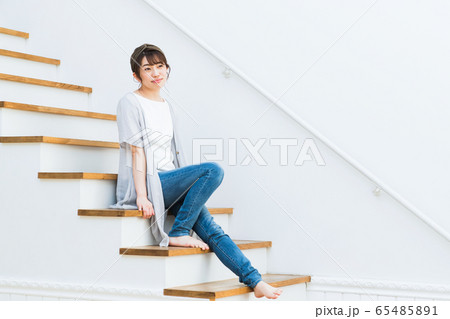 女性 リビング ライフスタイル 階段 女性 リビング ライフスタイル 階段 65485891