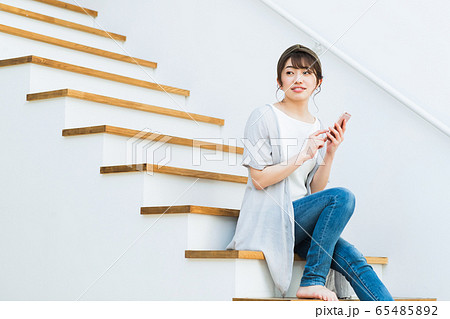 女性 リビング ライフスタイル 階段 女性 リビング ライフスタイル 階段 65485892