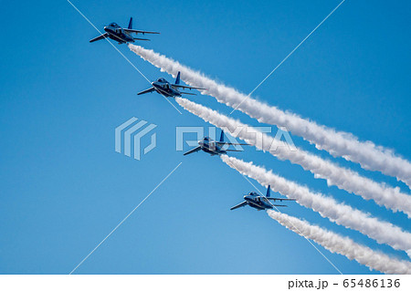 青空とブルーインパルス　松島基地 65486136