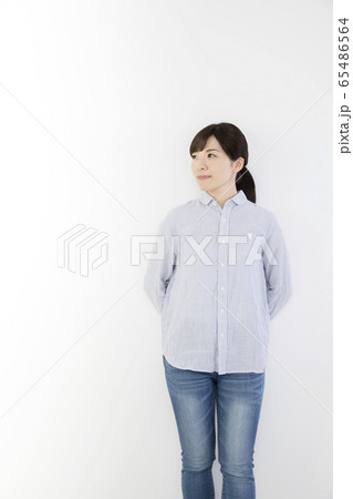 壁に寄り掛かる若い女性 65486564