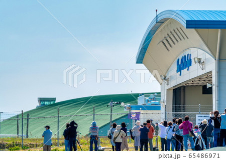 青空とブルーインパルス格納庫 松島基地 青空とブルーインパルス格納庫 松島基地 65486971