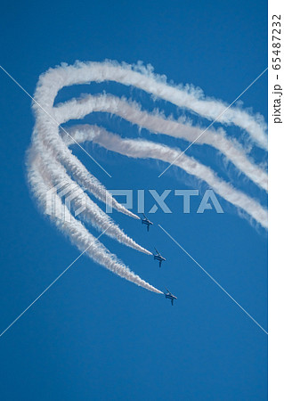 青空とブルーインパルス　松島基地 65487232