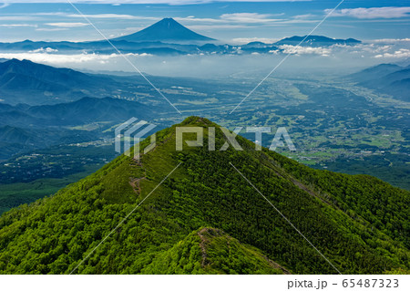 八ヶ岳連峰・権現岳から見る三ツ頭と富士山 65487323
