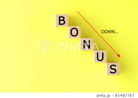 不景気・収入の減少イメージ 65487767