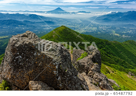 八ヶ岳連峰・権現岳から見る三ツ頭と富士山 65487792