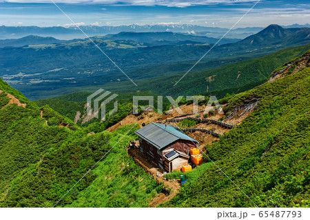 八ヶ岳連峰・権現岳から見る権現小屋と北ルプスの山並み 八ヶ岳連峰・権現岳から見る権現小屋と北ルプスの山並み 65487793