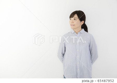 壁に寄り掛かる若い女性 65487952