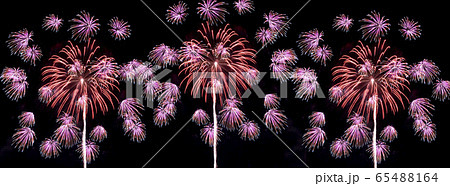 夏イメージ 花火大会 打ち上げ花火のパノラマ素材 の写真素材