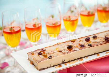 プールサイドのケーキビッフエ 65488222