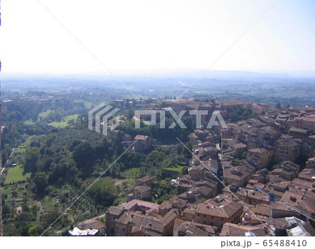 イタリアのトスカーナ州中部の都市シエナにあるカンポ広場のマンジャの塔から町を眺める 65488410