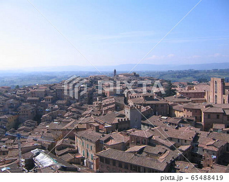イタリアのトスカーナ州中部の都市シエナにあるカンポ広場のマンジャの塔から町を眺める イタリアのトスカーナ州中部の都市シエナにあるカンポ広場のマンジャの塔から町を眺める 65488419