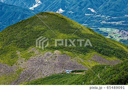 八ヶ岳連峰・権現岳から見る編笠山と青年小屋 65489091