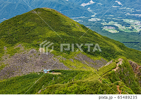 八ヶ岳連峰・権現岳から見る編笠山と青年小屋 八ヶ岳連峰・権現岳から見る編笠山と青年小屋 65489235