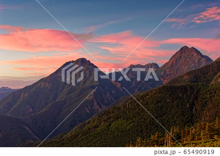 八ヶ岳連峰・編笠山から見る残照の赤岳・阿弥陀岳 65490919