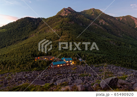 八ヶ岳連峰・編笠山から見る夕暮れの権現岳と青年小屋 65490920