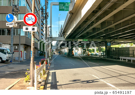 車道の自転車通行止めの道路標識 65491197