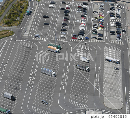 駐車場の自動車 65492016