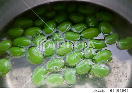そら豆を茹でる 65492645