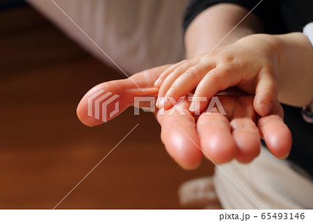 赤ちゃんとおばあちゃんの手の写真素材 赤ちゃんとおばあちゃんの手の写真素材