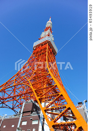 青空にそびえ立つ東京タワーの写真素材