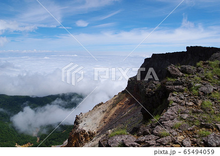 信州八ヶ岳の岩山の断崖絶壁と雲海の写真素材