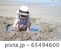 海で砂遊びをする子供 65494600