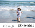 海で遊ぶ女の子 65494601