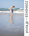 海で遊ぶ親子 65494602