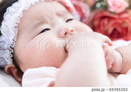 赤ちゃん　ポートレート　指しゃぶり 65495203