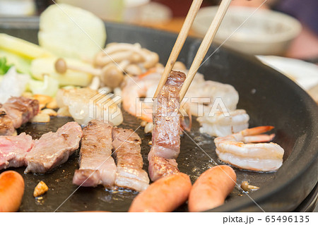 ホットプレートで鉄板焼をする ホットプレートで鉄板焼をする 65496135